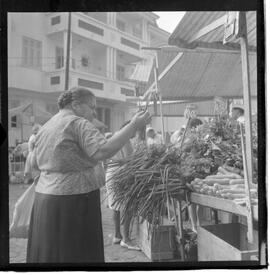 Fotografia "FEIRA LIVRES' Rep. c/ Preços de Gêneros e Sonegação, Reportagem de Areias" ([Local n/d] , 1963) [negativo]. / Fotógrafo(a): Ribeiro.  -- ITEM-0003.