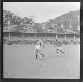 Fotografia "Rep c/ Treino do fluminense, em Laranjeiras; FUTEBOL = FLUMINENSE TREINA MANOEL PARA SUBSTITUIR VALDO" ([Local n/d] , 1961) [negativo]. / Fotógrafo(a): Democrito.  -- ITEM-0005.