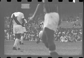 Fotografia "Jogos Campeonato Carioca; 'CAMPEONATO CARIOCA DE 1963' de PROFISSIONAIS (1º Turno) Jogos Vasco x Fluminense (3 x 1) Botafogo x Canto do Rio (3 x 0) America x Madureira (5 x 2) e Olaria x Portuguesa, Reportagem de Esporte" ([Local n/d] , 1963) [negativo]. / Fotógrafo(a): Equipe.  -- ITEM-0269.