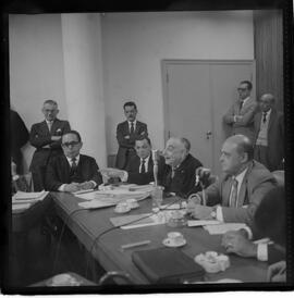 Fotografia "JOÃO LYRA Fº; 'ASSEMBLÉA LEGISLATIVA DA GB.' Ministro João Lyra Filho, na C.P.I. (Depoimento na Comissão de Finançcas da Assembléia Legislativa da GB, com relação a prestação de contas do Governo de Carlos Lacerda)" ([Local n/d] , 1963) [negativo]. / Fotógrafo(a): Rodolpho.  -- ITEM-0003.