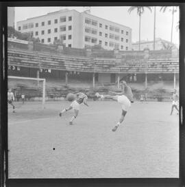 Fotografia "Rep c/ Treino do fluminense, em Laranjeiras; FUTEBOL = FLUMINENSE TREINA MANOEL PARA SUBSTITUIR VALDO" ([Local n/d] , 1961) [negativo]. / Fotógrafo(a): Democrito.  -- ITEM-0003.