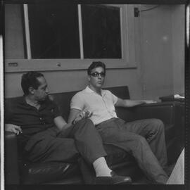 Fotografia "Entrevista com Ronaldo Castro (Caso Aída Curi), [Reportagem?] com Fraga e Ronaldo na redação (Veneziano)" ([Local n/d] , [Data n/d]) [negativo]. / Fotógrafo(a): Odyr e A. Veneziano.  -- ITEM-0021.