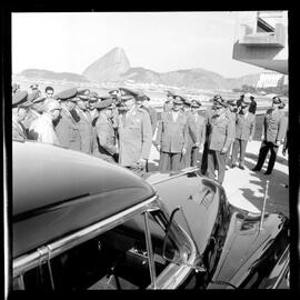 Fotografia "Visita do Ministro da Guerra ao Monumento dos Pracinhas" ([Local n/d] , [Data n/d]) [negativo]. / Fotógrafo(a): Ferreira.  -- ITEM-0004.