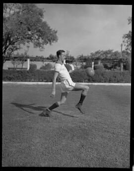 Fotografia "Futebol - Chile" ([Local n/d] , [Data n/d]) [negativo]. / Fotógrafo(a): [Autoria n/d].  -- ITEM-0016.