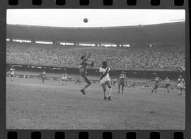 Fotografia "CAMPEONATO CARIOCA DE PROFISSIONAIS DE 1963' (1º Turno) Jogo Vasco da Gama x Olaria (1 x 0) no Maracanã" ([Local n/d] , 1963) [negativo]. / Fotógrafo(a): Demócrito; Ribeiro.  -- ITEM-0060.