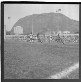 Fotografia "CAMPEONATO CARIOCA DE PROFISSIONAIS DE 1963 (1º TURNO) Jogos - Campeonato Carioca. Flamengo x Madureira (5 x 0) - Vasco x América (2 x 0) e Fluminense x Portuguesa (1 x 1). e Peter Kedzierski, homem voador dos EUA, (Vôo)" ([Local n/d] , 1963) [negativo]. / Fotógrafo(a): Equipe.  -- ITEM-0154.