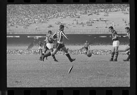 Fotografia "FUTEBOL = 'CAMPEONATO CARIOCA DE PROFISSIONAIS' Jogo Flamengo x Botafogo (3 x 1), America x Portuguesa (2 x 1), Madureira x Bangu (1 x 2), C. Grande x S. Cristovão (1 x 0) e C. Rio x Olaria (1 x 7), Reportagem de Esporte" ([Local n/d] , 1963) [negativo]. / Fotógrafo(a): Equipe.  -- ITEM-0012.