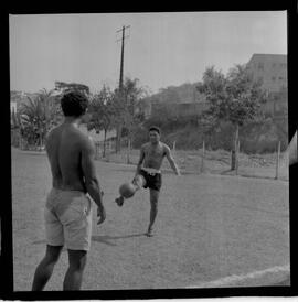 Fotografia "Botafogo F. R.' Garrincha e Quarentinha em treino especial com o preparador físico Adalberto" ([Local n/d] , 1963) [negativo]. / Fotógrafo(a): Democrito.  -- ITEM-0022.