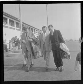 Fotografia "Chegada do Soviético que vem trazer prêmio para o Niemayer [Niemeyer], no Galeão (Prof. Dmitry Skobeltzin), Reportagem de [sem repórter]" ([Local n/d] , 1963) [negativo]. / Fotógrafo(a): Joel.  -- ITEM-0006.