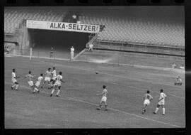 Fotografia "CAMPEONATO CARIOCA DE PROFISSIONAIS DE 1963' (1º Turno) Jogo Bangú x S. Cristovão (3 x 0)" ([Local n/d] , 1963) [negativo]. / Fotógrafo(a): Rodolfo.  -- ITEM-0028.