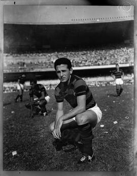 Fotografia "Futebol - Flamengo x Fluminense (contusão sofrida por Castilho), Esportes" ([Local n/d] , [Data n/d]) [negativo]. / Fotógrafo(a): [Autoria n/d].  -- ITEM-0012.