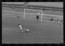 Fotografia "CAMPEONATO CARIOCA DE PROFISSIONAIS DE 1963' (1º Turno) Jogo Bangú x S. Cristovão (3 x 0)" ([Local n/d] , 1963) [negativo]. / Fotógrafo(a): Rodolfo.  -- ITEM-0022.