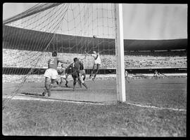 Fotografia "Esporte - futebol - Vasco x Palmeiras" ([Local n/d] , [Data n/d]) [negativo]. / Fotógrafo(a): Ângelo.  -- ITEM-0001.