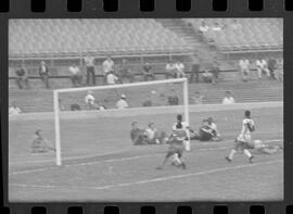 Fotografia "CAMPEONATO CARIOCA DE PROFISSIONAIS DE 1963' (1º Turno) Jogo Vasco da Gama x Olaria (1 x 0) no Maracanã" ([Local n/d] , 1963) [negativo]. / Fotógrafo(a): Demócrito; Ribeiro.  -- ITEM-0033.