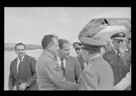 Fotografia "Jango em Recife; Jango Goulart em Recife. sendo recebido pelo Governador Miguel Arraes no Aeroporto do Estado.)" ([Local n/d] , 1963) [negativo]. / Fotógrafo(a): Sucursal.  -- ITEM-0009.