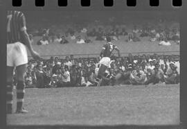 Fotografia "Jogos Campeonato Carioca; 'CAMPEONATO CARIOCA DE 1963' de PROFISSIONAIS (1º Turno) Jogos Vasco x Fluminense (3 x 1) Botafogo x Canto do Rio (3 x 0) America x Madureira (5 x 2) e Olaria x Portuguesa, Reportagem de Esporte" ([Local n/d] , 1963) [negativo]. / Fotógrafo(a): Equipe.  -- ITEM-0032.