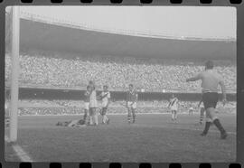 Fotografia "Jogos Campeonato Carioca; 'CAMPEONATO CARIOCA DE 1963' de PROFISSIONAIS (1º Turno) Jogos Vasco x Fluminense (3 x 1) Botafogo x Canto do Rio (3 x 0) America x Madureira (5 x 2) e Olaria x Portuguesa, Reportagem de Esporte" ([Local n/d] , 1963) [negativo]. / Fotógrafo(a): Equipe.  -- ITEM-0127.