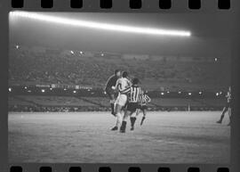 Fotografia "Futebol; 'FUTEBOL = LIBERTADORES DAS AMÉRICAS' Botafogo x Alianza de Lima (2 x 1) (Fases do jogo realizado no Maracanã)" ([Local n/d] , 1963) [negativo]. / Fotógrafo(a): Demócrito.  -- ITEM-0001.