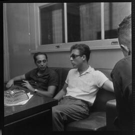 Fotografia "Entrevista com Ronaldo Castro (Caso Aída Curi), [Reportagem?] com Fraga e Ronaldo na redação (Veneziano)" ([Local n/d] , [Data n/d]) [negativo]. / Fotógrafo(a): Odyr e A. Veneziano.  -- ITEM-0007.