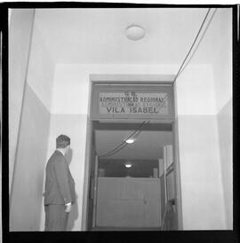 Fotografia "Calamidades em hospitais da [G.P.] rep. para IB Teixeira; 'HOSPITAL PEDRO ERNESTO' Hospital Pedro Ernesto, rep. s/ 'calamidade' (Reportagem com o Deputado Ib Teixeira), Reportagem de Ib Teixeira" ([Local n/d] , 1963) [negativo]. / Fotógrafo(a): Méra.  -- ITEM-0012.