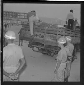 Fotografia "Blitz' na Favela do Esqueleto c/ Broxado; 'BATIDAS POLICIAIS' 'Blitz', na Favela do Esqueleto contra os moradores, Reportagem de Broxada" ([Local n/d] , 1963) [negativo]. / Fotógrafo(a): Ferreira.  -- ITEM-0014.