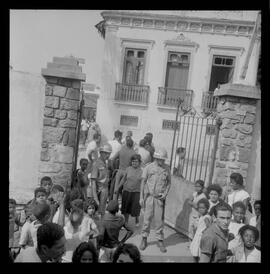 Fotografia "DESPEJOS' Despejo na Rua Maqês [Marquês] de São Vicente por um choque da Polícia Militar, Reportagem de M. Amaral" ([Local n/d] , 1963) [negativo]. / Fotógrafo(a): Ferreira.  -- ITEM-0001.