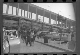 Fotografia "Jogos Campeonato Carioca; 'CAMPEONATO CARIOCA DE 1963' de PROFISSIONAIS (1º Turno) Jogos Vasco x Fluminense (3 x 1) Botafogo x Canto do Rio (3 x 0) America x Madureira (5 x 2) e Olaria x Portuguesa, Reportagem de Esporte" ([Local n/d] , 1963) [negativo]. / Fotógrafo(a): Equipe.  -- ITEM-0203.