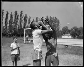 Fotografia "Seleção Brasileira de Futebol - 1952 (treino), Reportagem Geral" ([Local n/d] , 1952) [negativo]. / Fotógrafo(a): Equipe.  -- ITEM-0022.