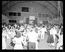 Fotografia "Reportagem sobre o carnaval no dia 31 de dezembro de 1952" ([Local n/d] , 1952) [negativo]. / Fotógrafo(a): Jader Neves.  -- ITEM-0020.