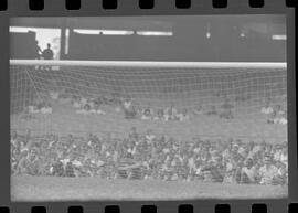 Fotografia "FUTEBOL = 'CAMPEONATO CARIOCA DE PROFISSIONAIS' Jogo Flamengo x Botafogo (3 x 1), America x Portuguesa (2 x 1), Madureira x Bangu (1 x 2), C. Grande x S. Cristovão (1 x 0) e C. Rio x Olaria (1 x 7), Reportagem de Esporte" ([Local n/d] , 1963) [negativo]. / Fotógrafo(a): Equipe.  -- ITEM-0034.