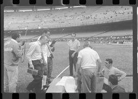 Fotografia "FLUMINENSE X BONSUCESSO; 'CAPEONATO [CAMPEONATO] CARIOCA DE FUTEBOL PROFISSIONAIS' Jogo no Maracanã - Fluminense x Bonsucesso (3x0), sendo que este jogo foi anulado devido a irregularidade havida), Reportagem de Esporte" ([Local n/d] , 1963) [negativo]. / Fotógrafo(a): Demócrito; Ribeiro.  -- ITEM-0009.