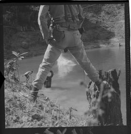 Fotografia "Manobras em Ribeirão das Lages (Paraquedistas: Sobrevivência na Selva operação); 'PARAQUEDISTAS' PARAQUEDISTAS em manobra em Ribeirão das Lages" ([Local n/d] , 1963) [negativo]. / Fotógrafo(a): Méra; Caban.  -- ITEM-0050.