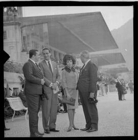 Fotografia "TURFE' TURFE HIPÓDRIMO DA GÁVEA (Carreiras), Reportagem de Senatore; Fontoura" ([Local n/d] , 1963) [negativo]. / Fotógrafo(a): Diniz Rodrigues.  -- ITEM-0003.