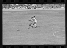 Fotografia "CAMPEONATO CARIOCA DE PROFISSIONAIS DE 1963' (1º Turno) Jogo Vasco da Gama x Olaria (1 x 0) no Maracanã" ([Local n/d] , 1963) [negativo]. / Fotógrafo(a): Demócrito; Ribeiro.  -- ITEM-0015.