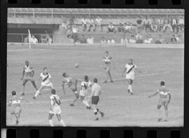 Fotografia "CAMPEONATO CARIOCA DE PROFISSIONAIS DE 1963' (1º Turno) Jogo Vasco da Gama x Olaria (1 x 0) no Maracanã" ([Local n/d] , 1963) [negativo]. / Fotógrafo(a): Demócrito; Ribeiro.  -- ITEM-0028.
