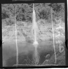 Fotografia "Manobras em Ribeirão das Lages (Paraquedistas: Sobrevivência na Selva operação); 'PARAQUEDISTAS' PARAQUEDISTAS em manobra em Ribeirão das Lages" ([Local n/d] , 1963) [negativo]. / Fotógrafo(a): Méra; Caban.  -- ITEM-0047.