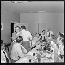 Fotografia "Aniversário do Sr. Roberto Maia (Chefe do Departamento Fotográfico) (Restaurante do Jornal)" ([Local n/d] , [Data n/d]) [negativo]. / Fotógrafo(a): Estrela.  -- ITEM-0007.