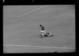 Fotografia "CAPEONATO [CAMPEONATO] CARIOCA DE 1963' (PROFISSIONAIS) (1º Turno) Jogo Famengo [Flamengo] x Campo Grande (5 x 0); Jogo Flamengo e Campo Grande, Reportagem de Esporte" ([Local n/d] , 1963) [negativo]. / Fotógrafo(a): Ribeiro; Demócrito.  -- ITEM-0076.