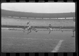 Fotografia "CAPEONATO [CAMPEONATO] CARIOCA DE 1963' (PROFISSIONAIS) (1º Turno) Jogo Famengo [Flamengo] x Campo Grande (5 x 0); Jogo Flamengo e Campo Grande, Reportagem de Esporte" ([Local n/d] , 1963) [negativo]. / Fotógrafo(a): Ribeiro; Demócrito.  -- ITEM-0009.