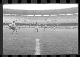 Fotografia "CAPEONATO [CAMPEONATO] CARIOCA DE 1963' (PROFISSIONAIS) (1º Turno) Jogo Famengo [Flamengo] x Campo Grande (5 x 0); Jogo Flamengo e Campo Grande, Reportagem de Esporte" ([Local n/d] , 1963) [negativo]. / Fotógrafo(a): Ribeiro; Demócrito.  -- ITEM-0104.