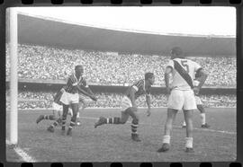 Fotografia "Jogos Campeonato Carioca; 'CAMPEONATO CARIOCA DE 1963' de PROFISSIONAIS (1º Turno) Jogos Vasco x Fluminense (3 x 1) Botafogo x Canto do Rio (3 x 0) America x Madureira (5 x 2) e Olaria x Portuguesa, Reportagem de Esporte" ([Local n/d] , 1963) [negativo]. / Fotógrafo(a): Equipe.  -- ITEM-0243.