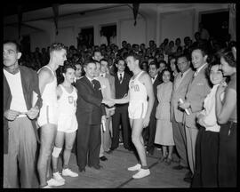 Fotografia "Voleibol - Masculino e Feminino de Volei Internacional no Flu" ([Local n/d] , [Data n/d]) [negativo]. / Fotógrafo(a): Ângelo.  -- ITEM-0003.