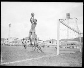 Fotografia "Futebol - Jogos diversos de domingo dia 30/12/1951" ([Local n/d] , 1951) [negativo]. / Fotógrafo(a): [Autoria n/d].  -- ITEM-0053.