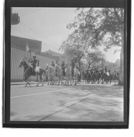 Fotografia "Visita do General Oswino ao C.P.O.R.; EXERCITO. CPOR- visita do comandante do 1º General Osvino Ferreira Alves" ([Local n/d] , 1962) [negativo]. / Fotógrafo(a): Luiz Santos.  -- ITEM-0008.