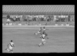 Fotografia "CAMPEONATO CARIOCA DE PROFISSIONAIS DE 1963' (1º Turno) Jogo Vasco da Gama x Olaria (1 x 0) no Maracanã" ([Local n/d] , 1963) [negativo]. / Fotógrafo(a): Demócrito; Ribeiro.  -- ITEM-0051.