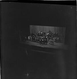 Fotografia "TEATRO MUNICIPAL' 'Noite de Lamartine Babo' no Teatro Municipal, Reportagem de Eli" ([Local n/d] , 1963) [negativo]. / Fotógrafo(a): Roberto.  -- ITEM-0001.