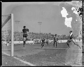 Fotografia "Esporte - Futebol Olaria x Vasco" ([Local n/d] , [Data n/d]) [negativo]. / Fotógrafo(a): Domingos.  -- ITEM-0003.