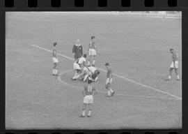 Fotografia "CAMPEONATO CARIOCA DE PROFISSIONAIS DE 1963 (1º TURNO) Jogos - Campeonato Carioca. Flamengo x Madureira (5 x 0) - Vasco x América (2 x 0) e Fluminense x Portuguesa (1 x 1). e Peter Kedzierski, homem voador dos EUA, (Vôo)" ([Local n/d] , 1963) [negativo]. / Fotógrafo(a): Equipe.  -- ITEM-0103.