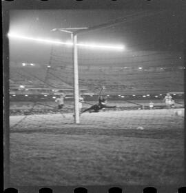 Fotografia "FUTEBOL = Jôgo [Jogo]: BOTAFOGO X OLARIA" ([Local n/d] , 1961) [negativo]. / Fotógrafo(a): Equipe.  -- ITEM-0007.