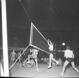 Fotografia "Volei Voleibol - Campeonato Internacional de Voleibol" ([Local n/d] , 1960) [negativo]. / Fotógrafo(a): Demócrito.  -- ITEM-0006.